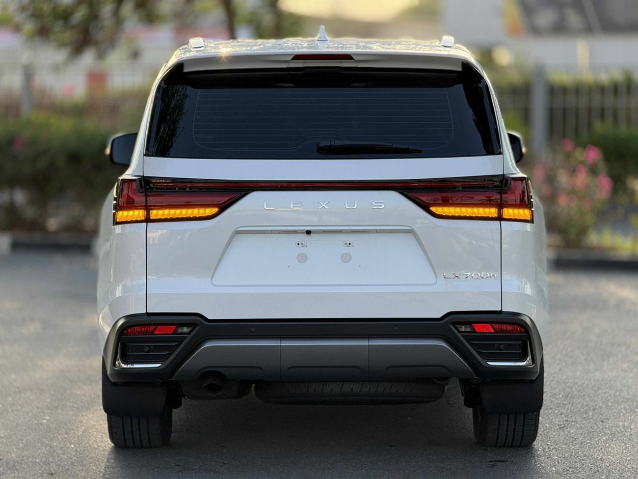 لكزس LX 700h Signature