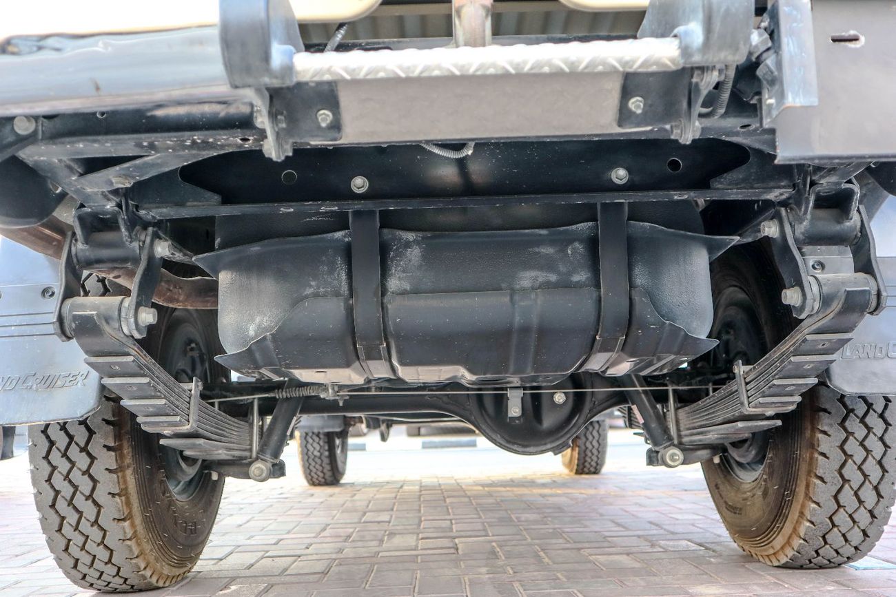 تويوتا لاند كروزر بيك آب Std 4.0L Single Cab Utility 4WD