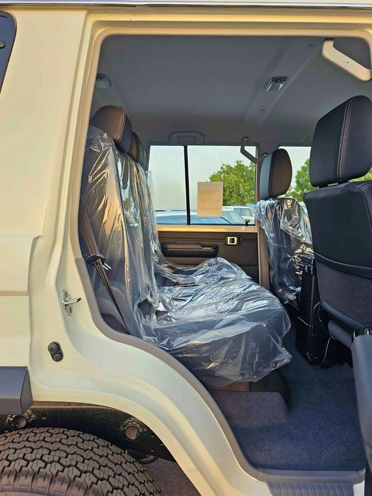 تويوتا لاند كروزر 70 LC76 / 4.0L PETROL A/T / DIFF LOCK / REFRIGETOR / FULL OPTION / CODE# LC76