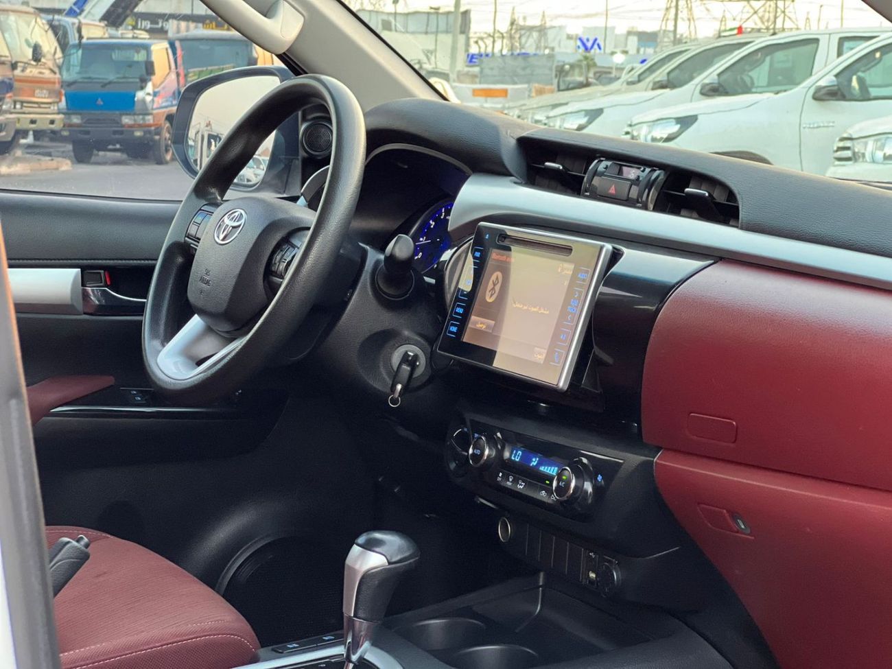 Toyota Hilux 2016 Toyota Hilux SR5 Premium Full Option - 2.7L V4 - 4x4 AWD - Rear CAM & AC - big Body - 116000 Km