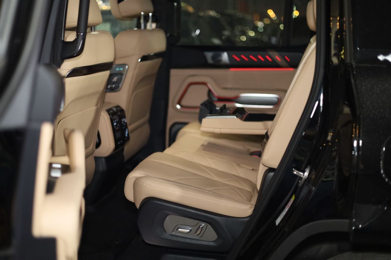 BYD Leopard 8 BYD Leopard 8 Flagship smart  7SEATS 2.0L HYBRID 2025