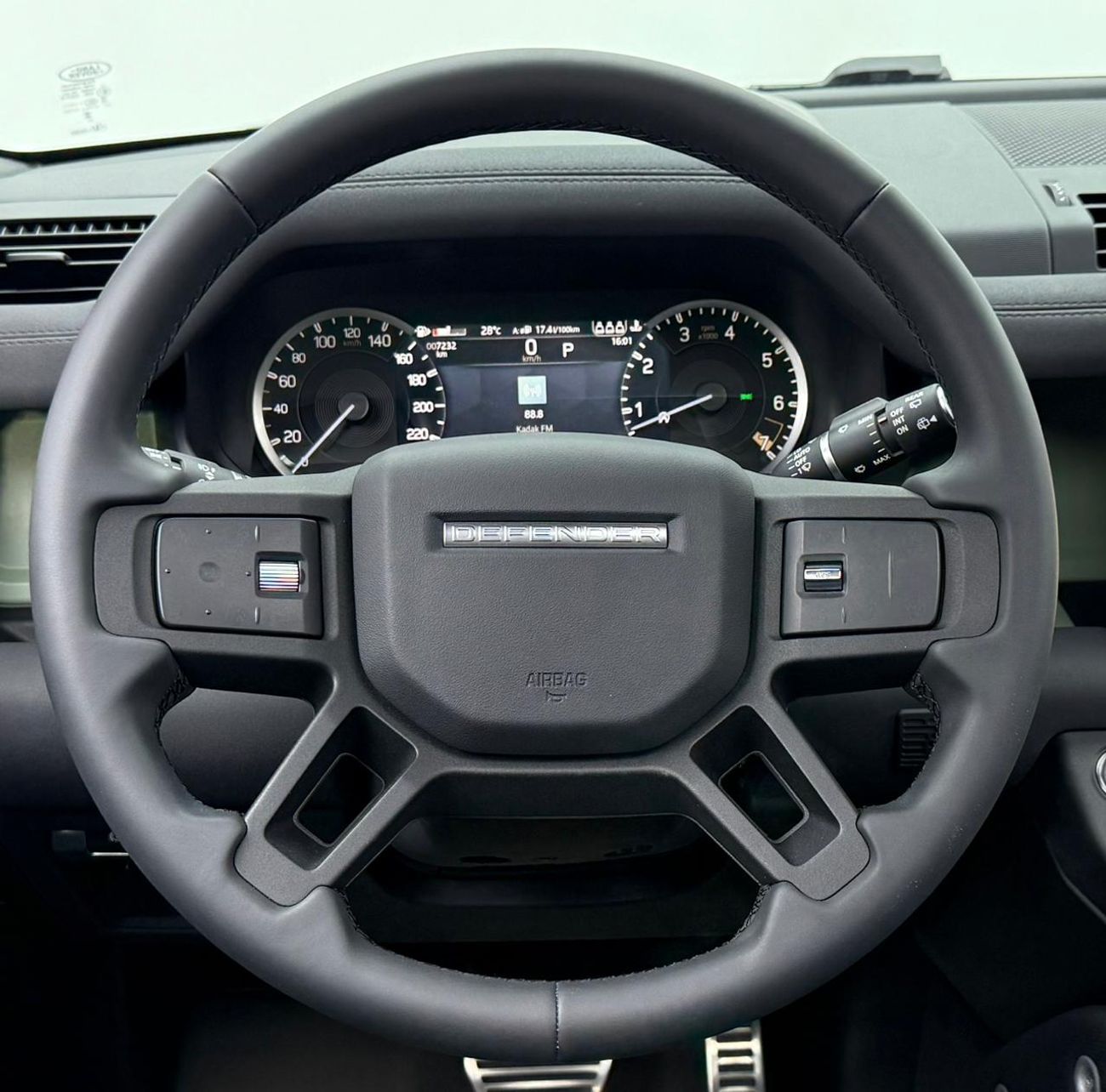 لاند روفر ديفندر 2023 Land Rover Defender P400 110 75th Anniversary, 2028 LR Warranty + Service Pack, Low Km, GCC