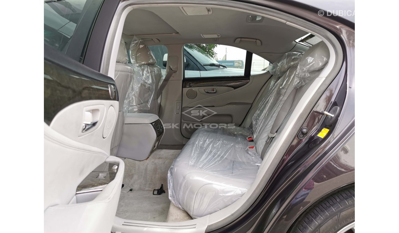 Lexus LS460 4.6L, 19" Rims, Front  & Rear Parking Sensors, Sunroof, Front Heated & Cooled Seats (LOT # 718)
