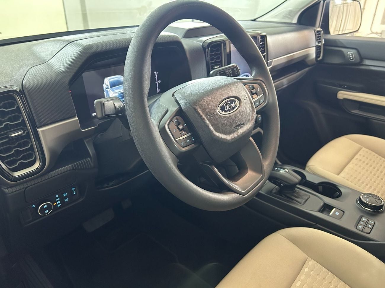 فورد ايفرست XLS / AL TAYER MOTORS AL QOUZ SHOWROOM