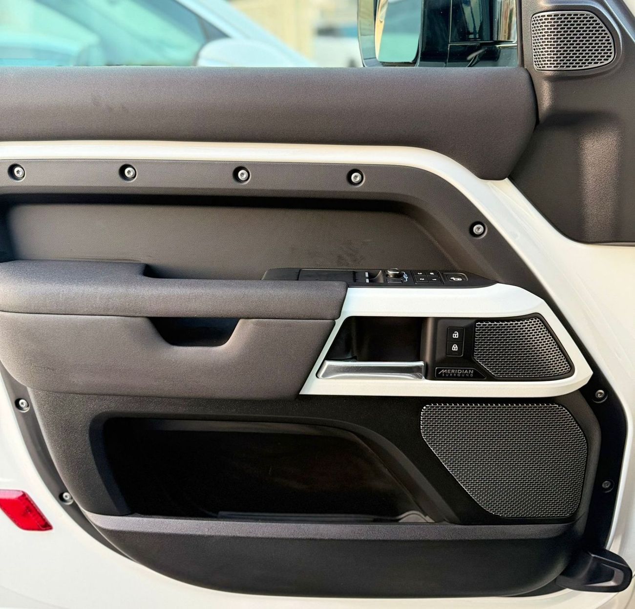 لاند روفر ديفندر 90 X-Dynamic HSE P400 3.0L