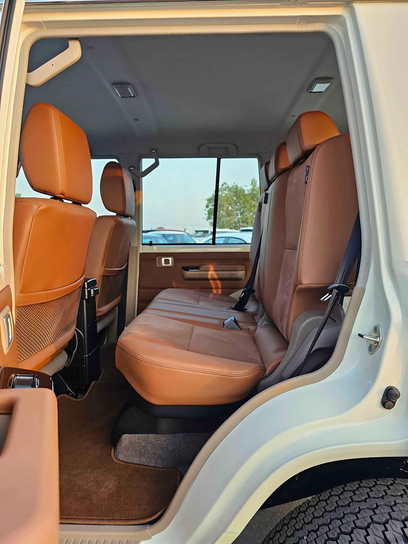 Toyota Land Cruiser 70 4.0L A/T PETROL | TOP VARIANT | DIFF LOCK | REFRIGETOR | WINCH (CODE # 68001)