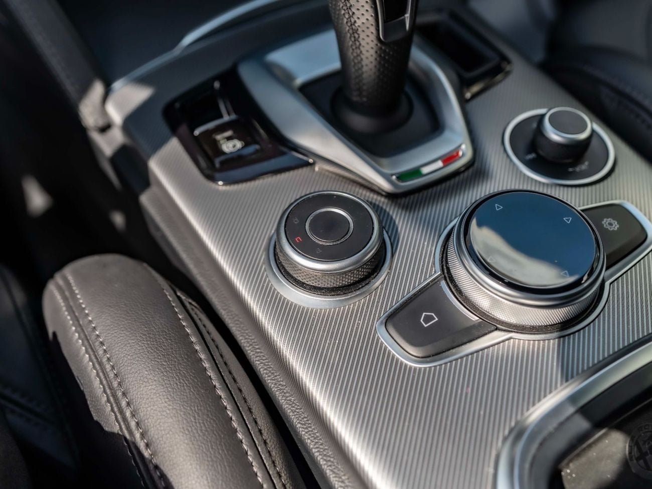 ألفا روميو ستيلفيو Veloce 2.0L