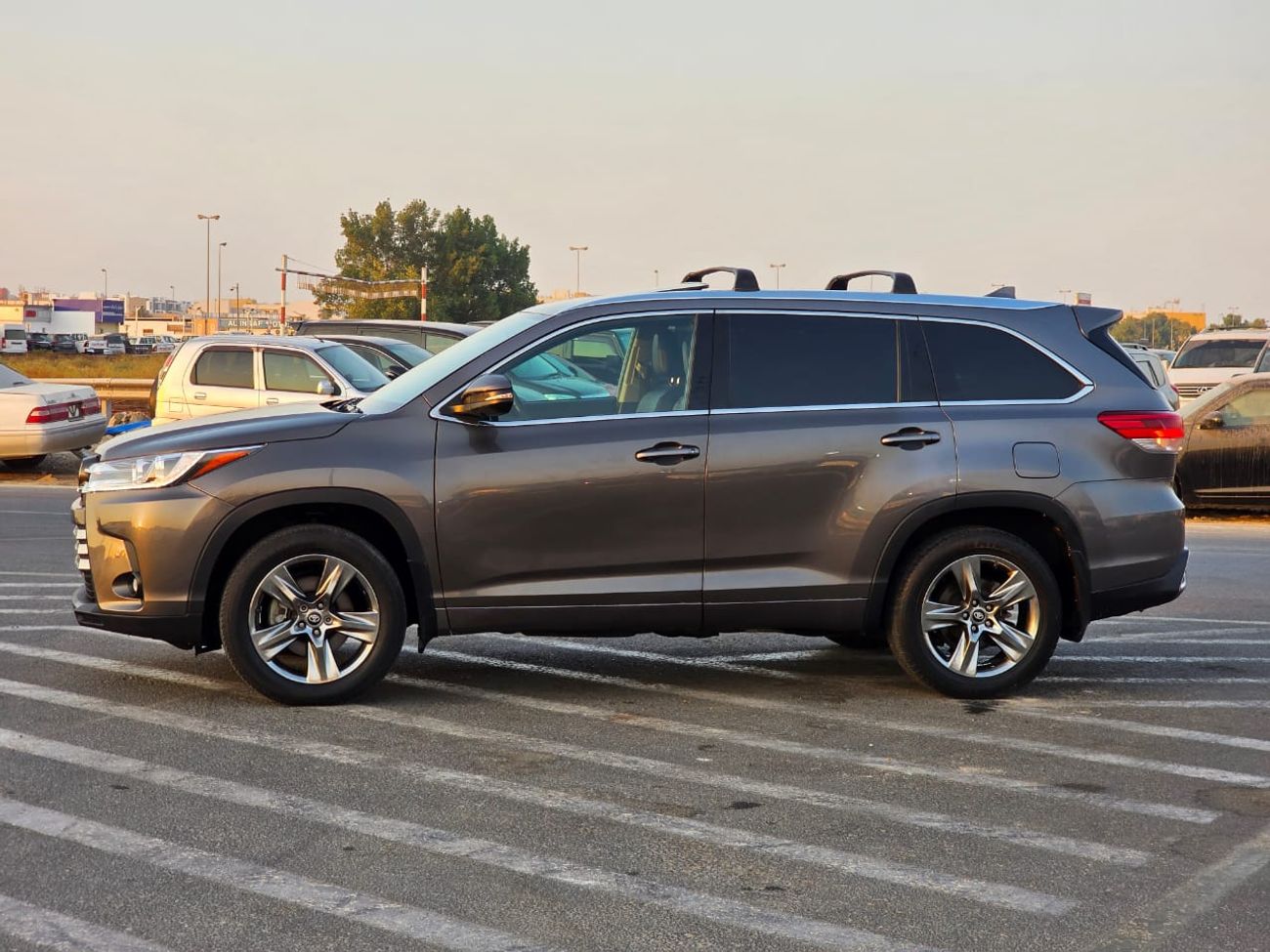 Toyota Highlander 2019 Model Limited Edition Sunroof , AWD, Push button and original leather