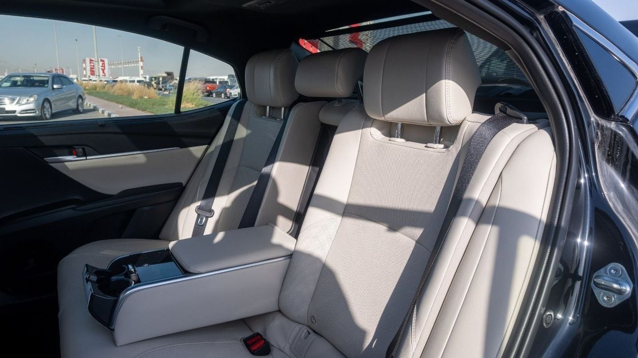 Toyota Camry limited 2.5L Hybrid