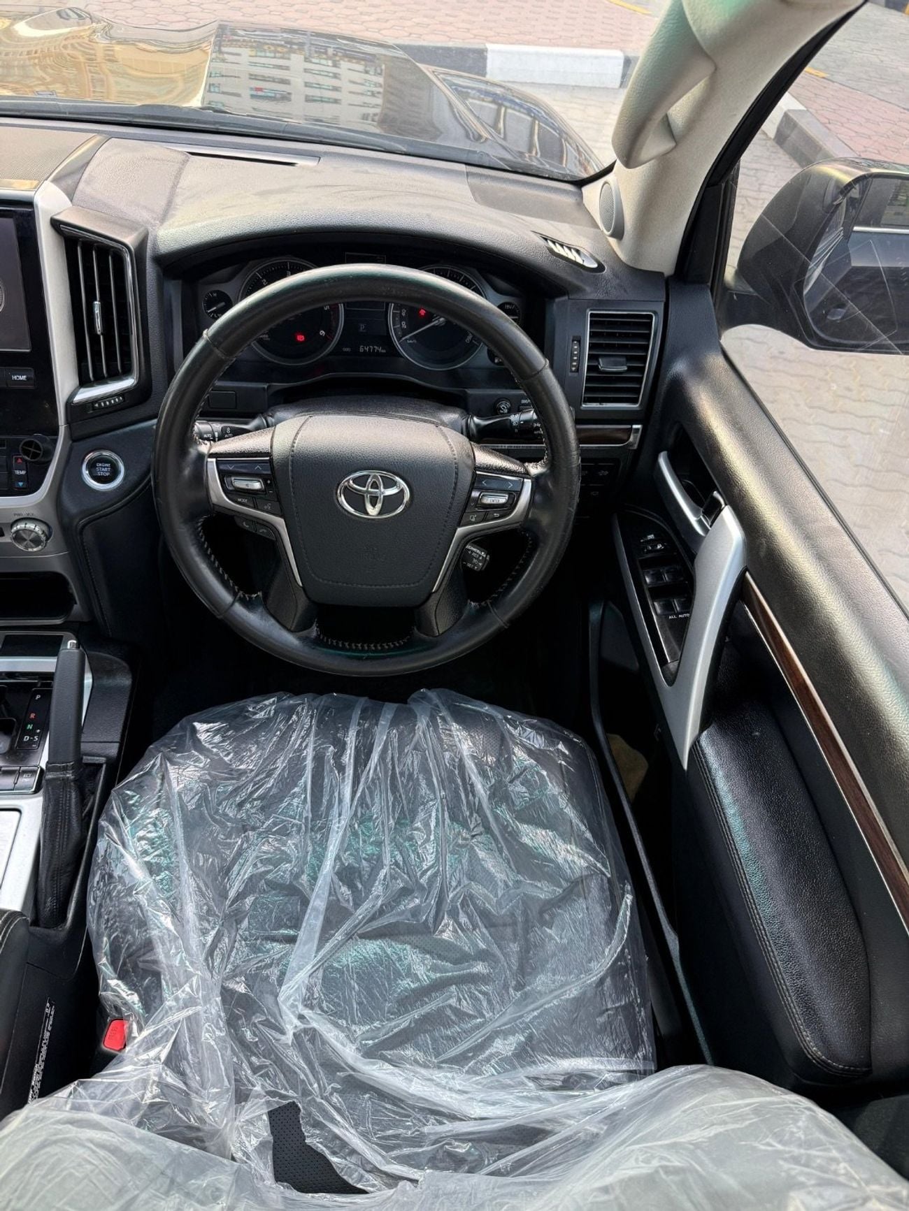 Toyota Land Cruiser 200 Series VX update to Sahara shape