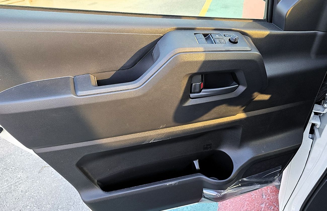 Toyota Hiace Toyota Hiace Std Roof Newshap 2.8l Diesel M/T 15 Seats White Color 2025 Model