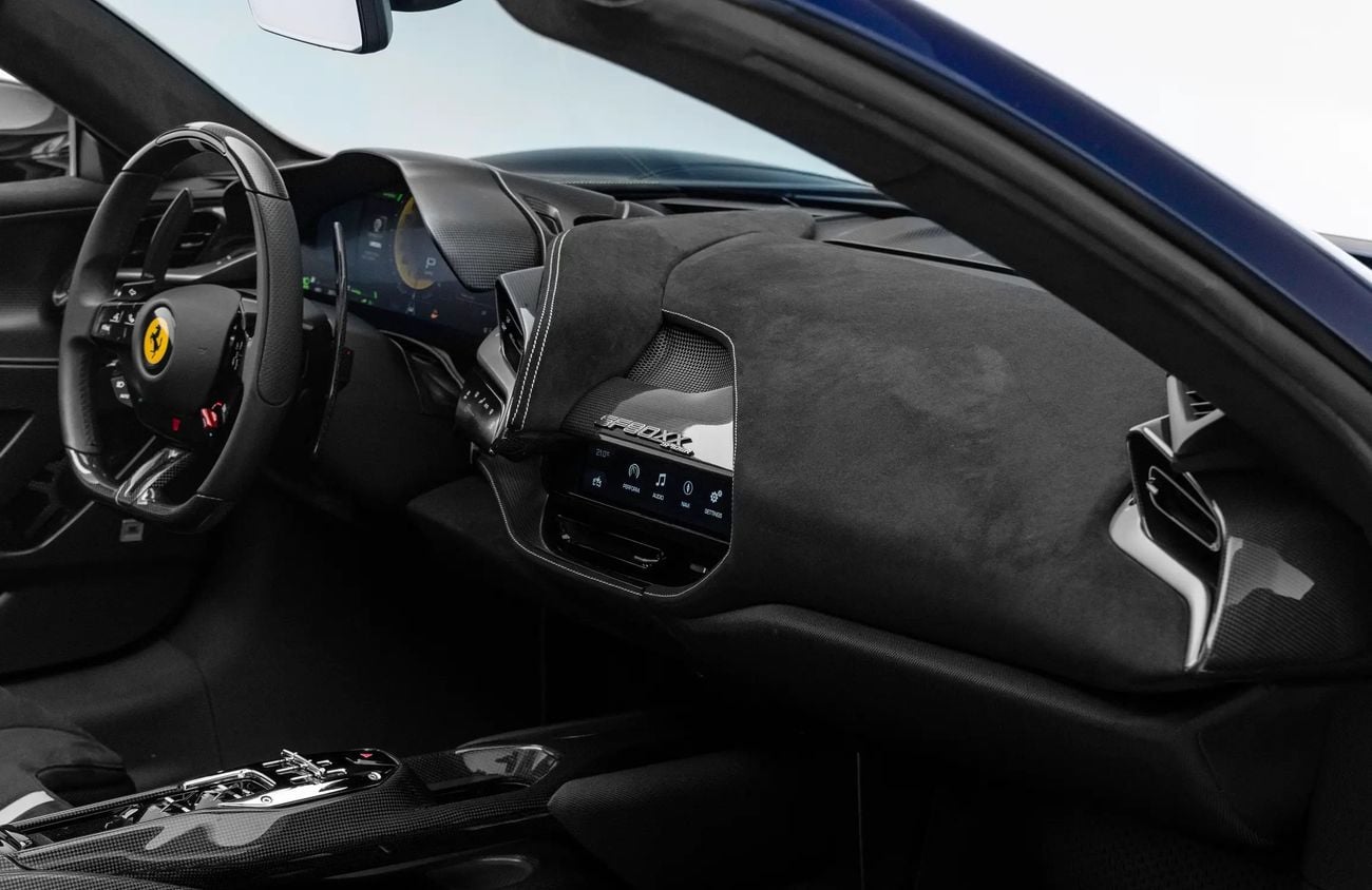 فيراري SF90 سبيدر 4.0L Twin-Turbocharged V8 + 3 Electric Motors