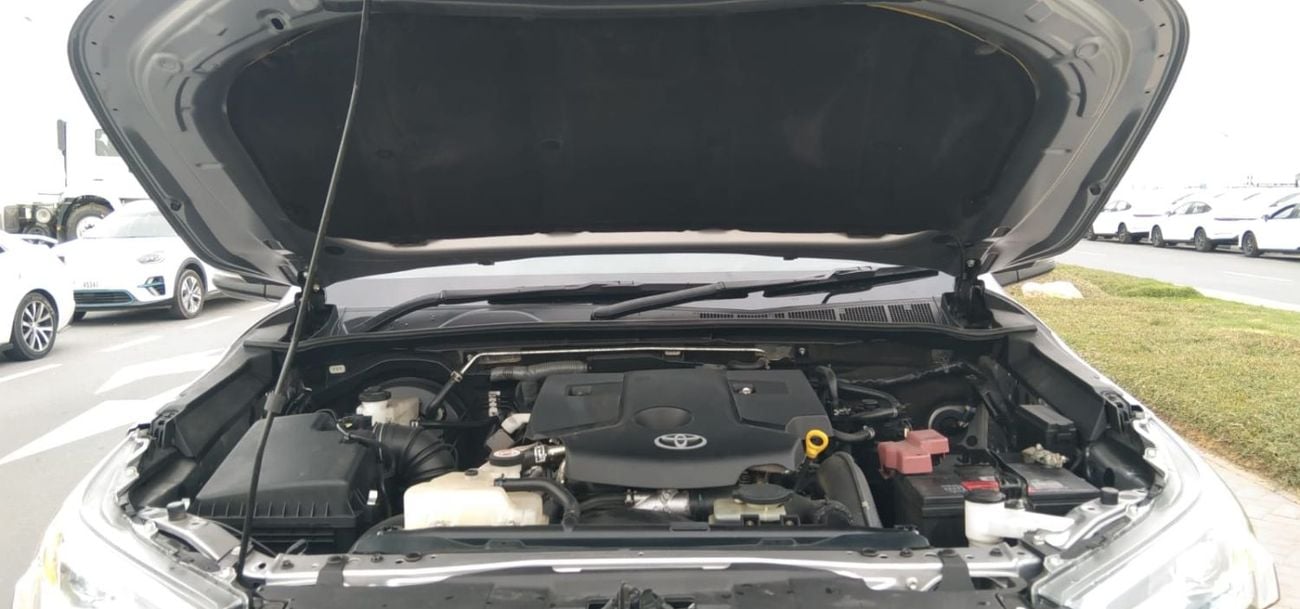 Toyota Hilux Smart cab SR5 2.8CC diesel manual