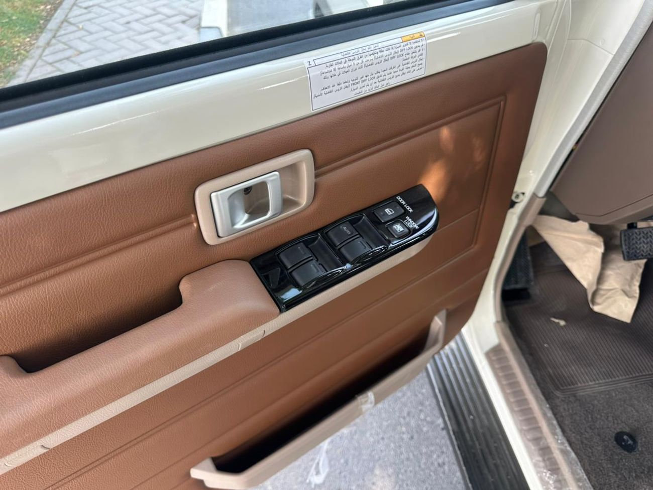 Toyota Land Cruiser 70 LX 2.8L  2025  LC76-Z 2.8 DSL  White/tan