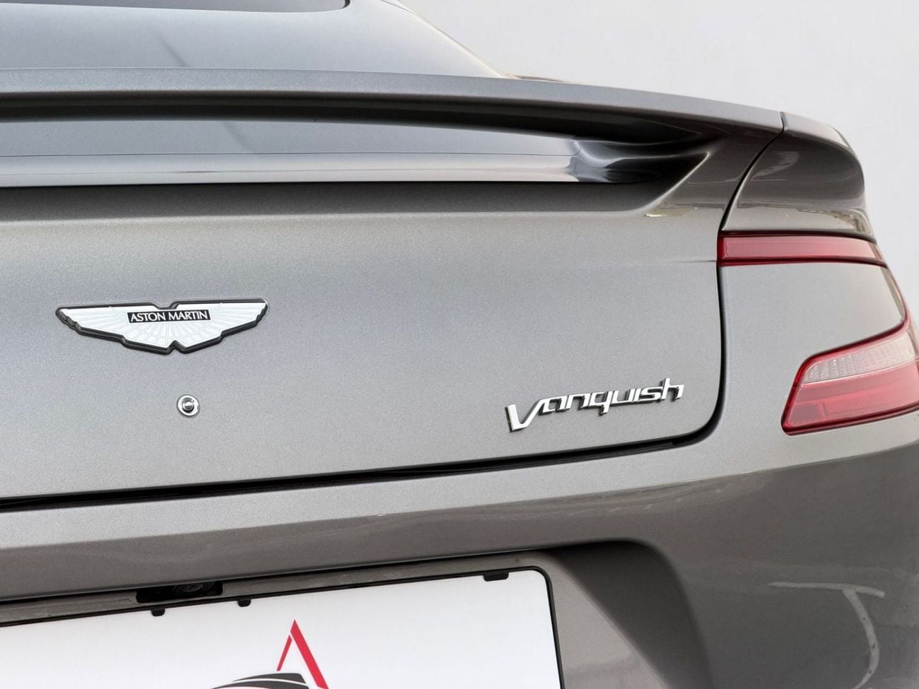 Aston Martin Vanquish STD RARE FULL CARBON SPEC | GCC CAR | V12 ENGINE | 2014