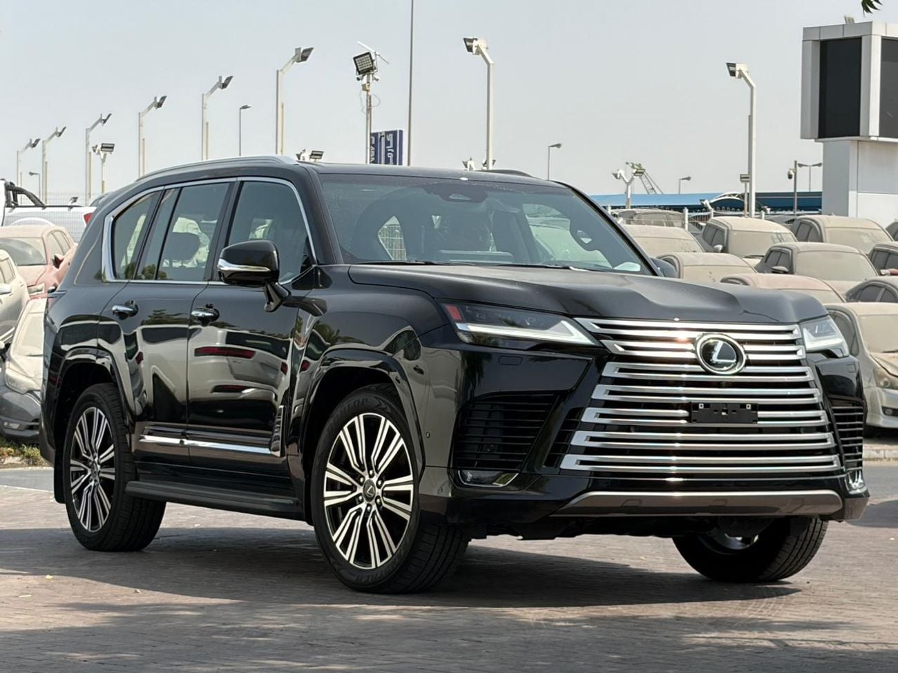 لكزس LX 700h SIGNATURE لكزس LX700H سيجنتشر || نظام ركن آلي | محرك هجين V6 سعة 3.5 لتر | كاميرا 360 درجة | فتحة سقف | مقاعد