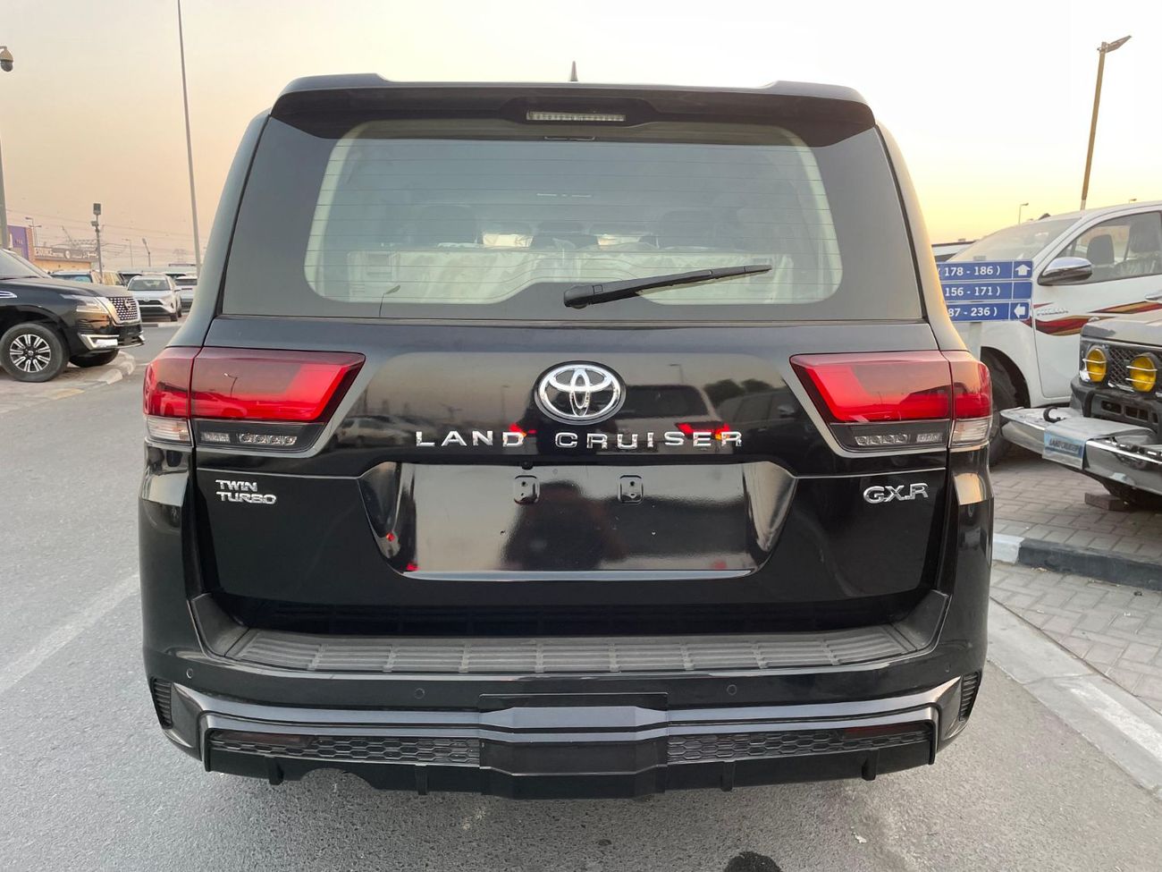 تويوتا لاند كروزر Toyota landcruise 2024 Model GXR 4.0L colour Black Transmission Automatic Interior Beige 7seats leat