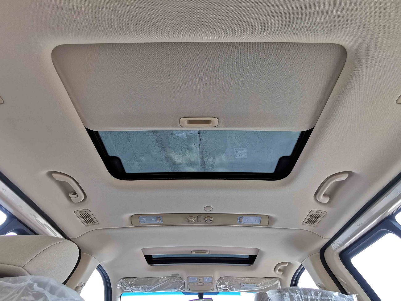 Hyundai H-1 2.4L 4CY Petrol, 16" Rims, Front & Rear A/C, Dual Airbags, CD-USB-AUX, Fabric Seats (CODE # HV02)