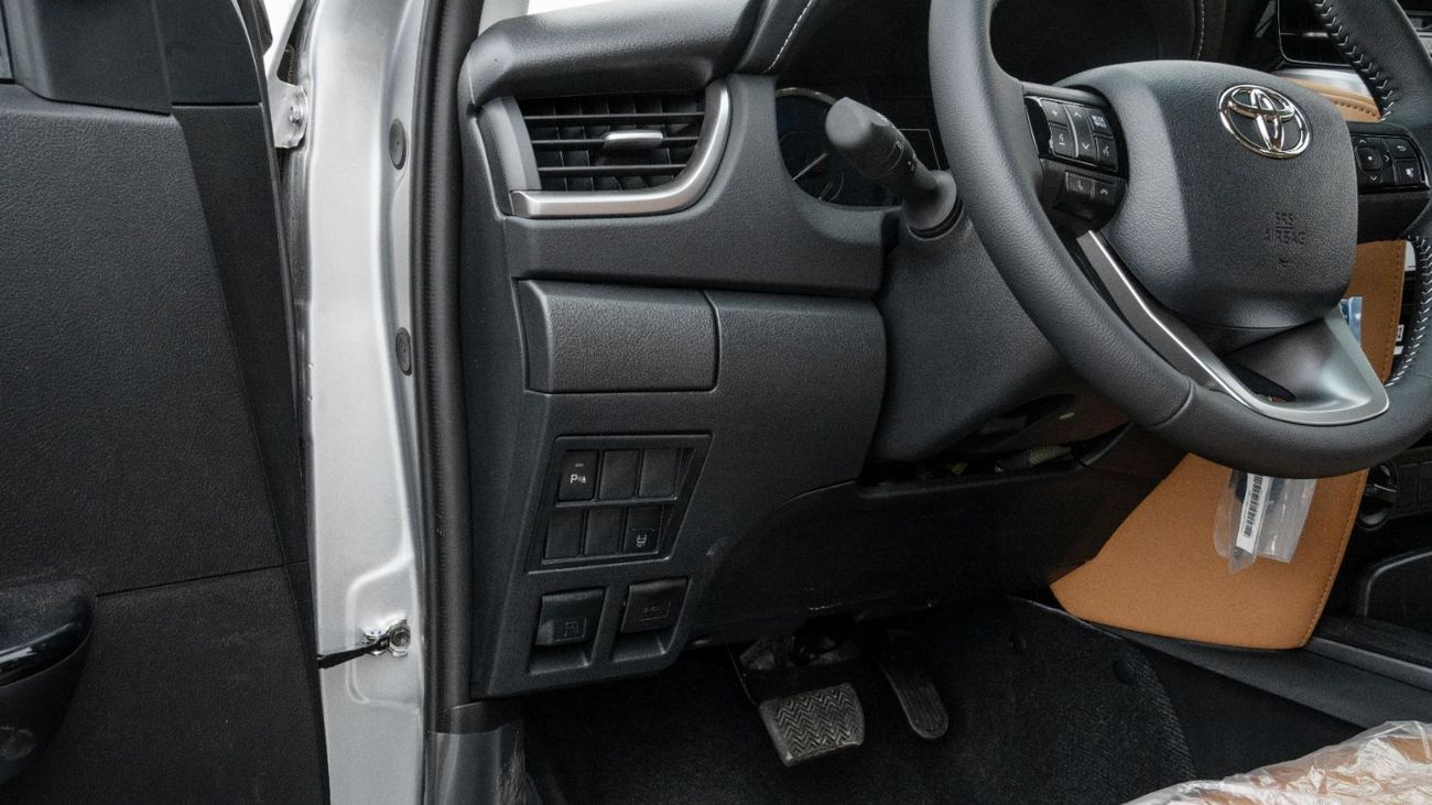 تويوتا فورتونر 2026 Toyota Fortuner VX 4.0L AT petrol (Silver-Tan)