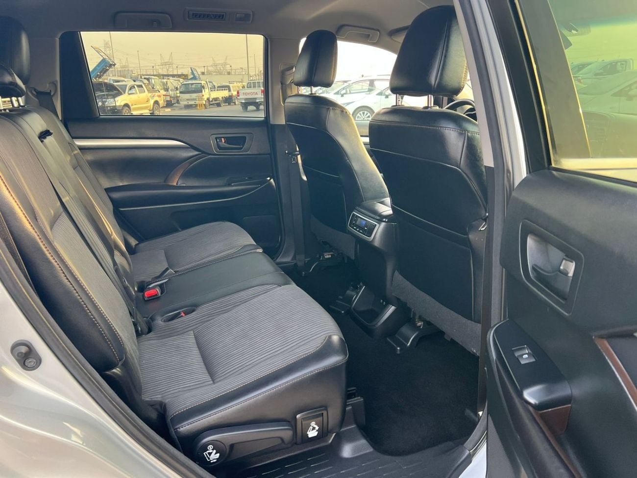 Toyota Highlander LE (NON GCC) 2017 Toyota Highlander - MidOption - 3.5L V6 - Full 7 Seater - Trunk Auto