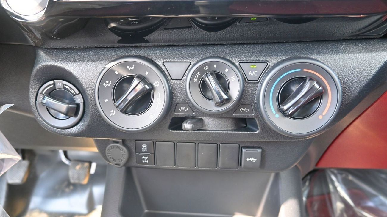 تويوتا هيلوكس GLS G SC 2.7L Petrol 4x4 with Diff Lock 2025YM