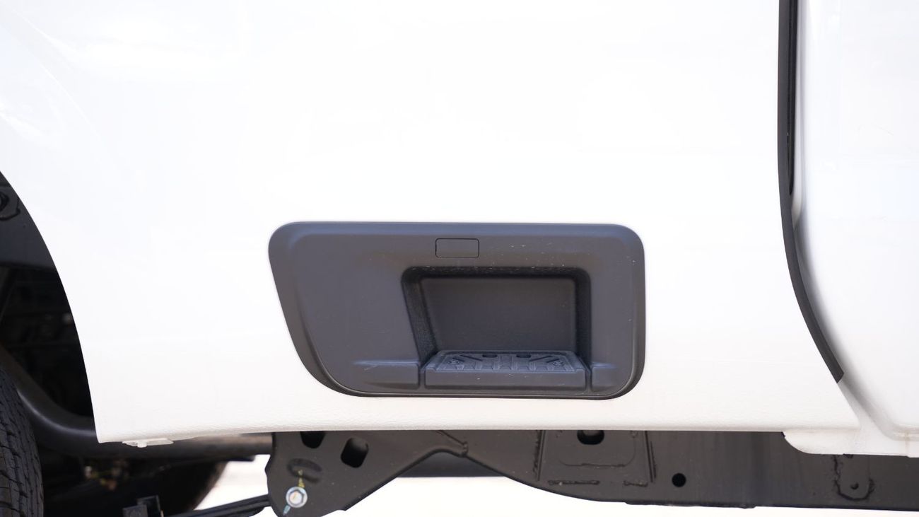 Nissan Navara Nissan Navara 2.5 Diesel XE 4X2 MT SCab Plus MY-2023