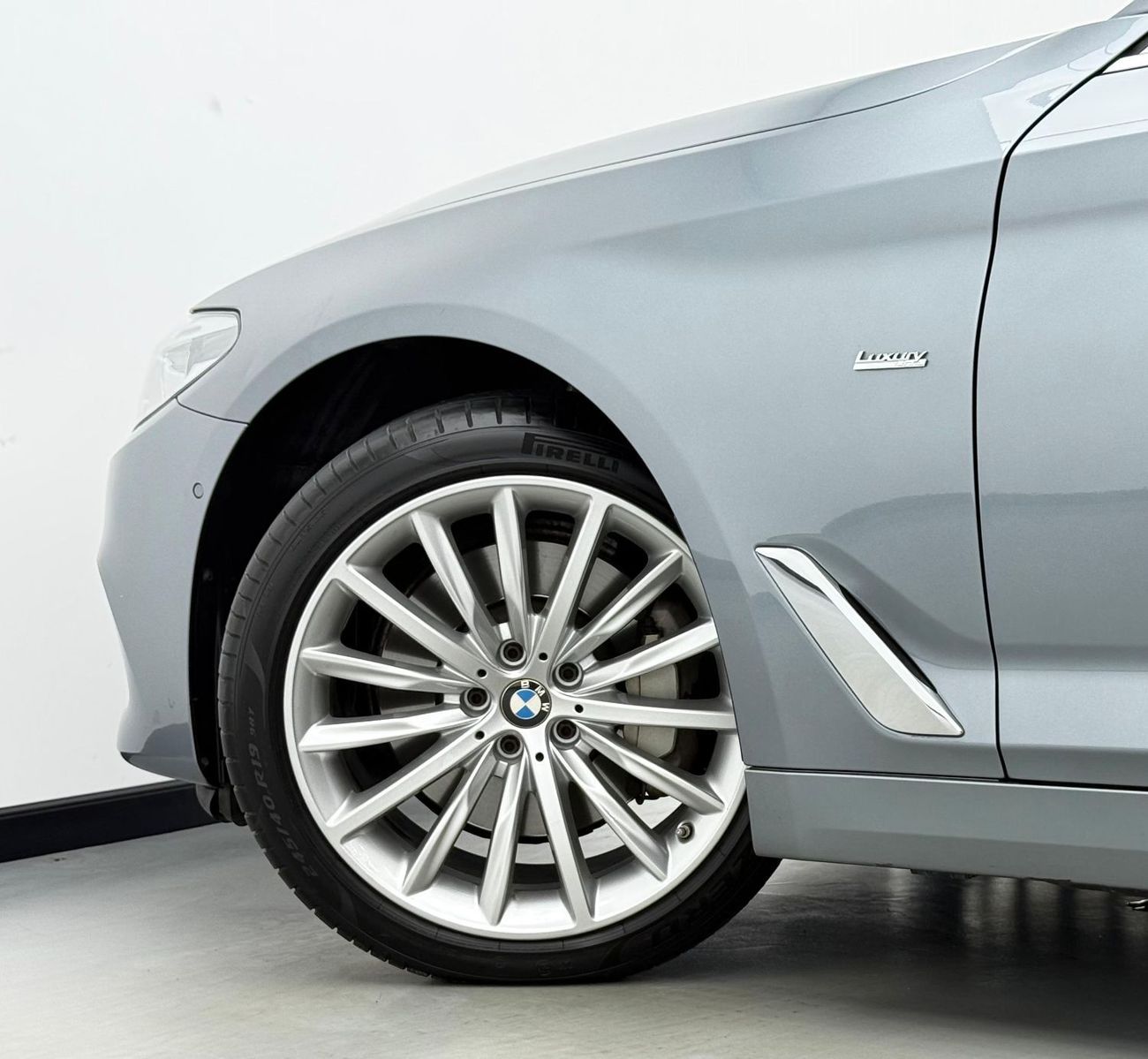 بي أم دبليو 530i Luxury M Sport Package 2.0L 2017 BWM 530i Luxury Line, Full BMW Service History, Very Low Km, Excell