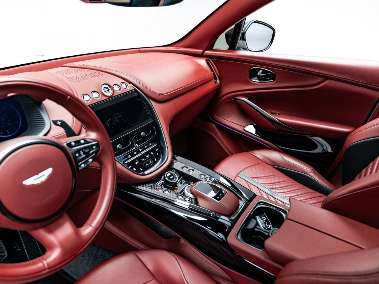 أستون مارتن DBX