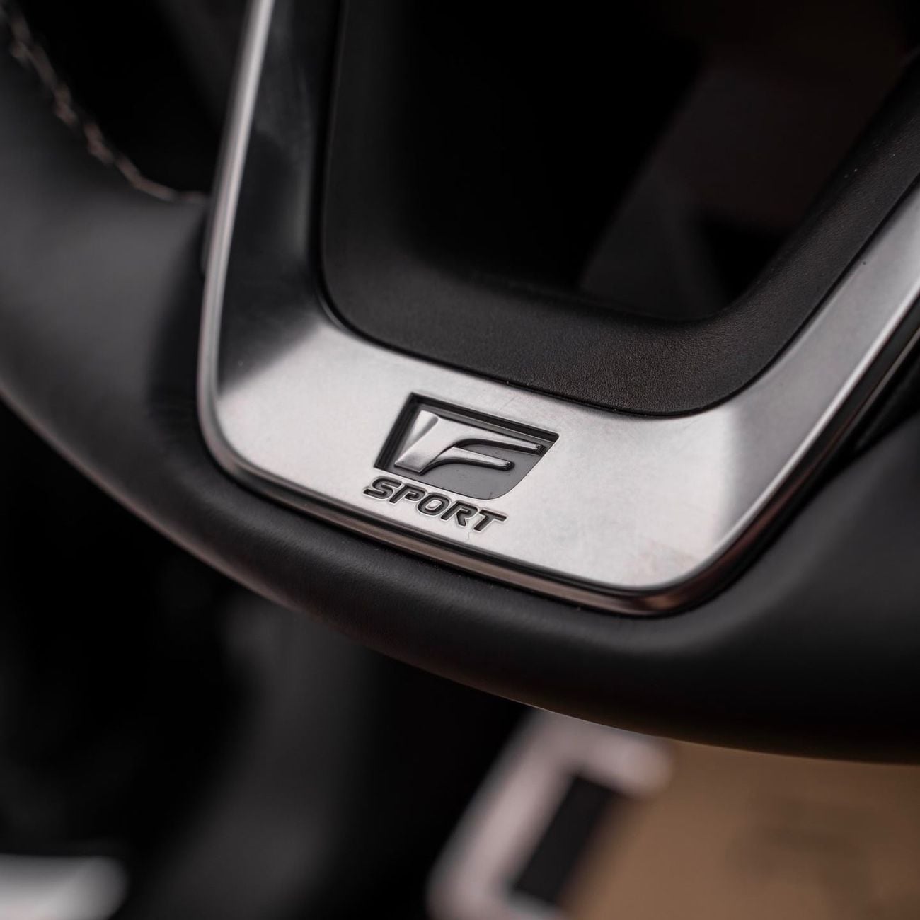 لكزس LX 700h F SPORT سيارة F-Sport موديل 2026 باللونين الأسود والأحمر (بدون نظام ركن آلي)