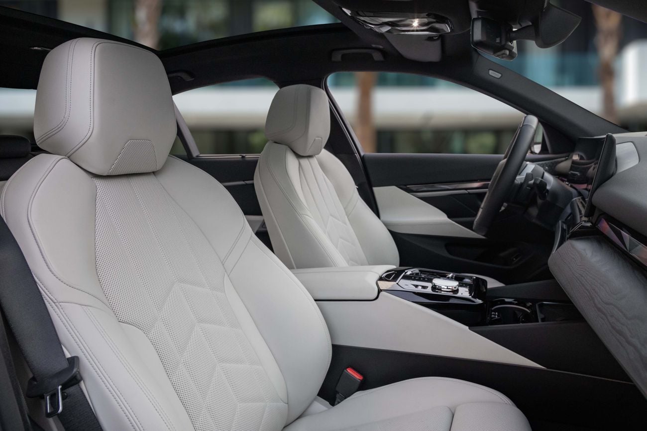 بي أم دبليو 520i G60 520i M | 4,505 P.M | 0% Downpayment | BMW WARRANTY+SERVICE!