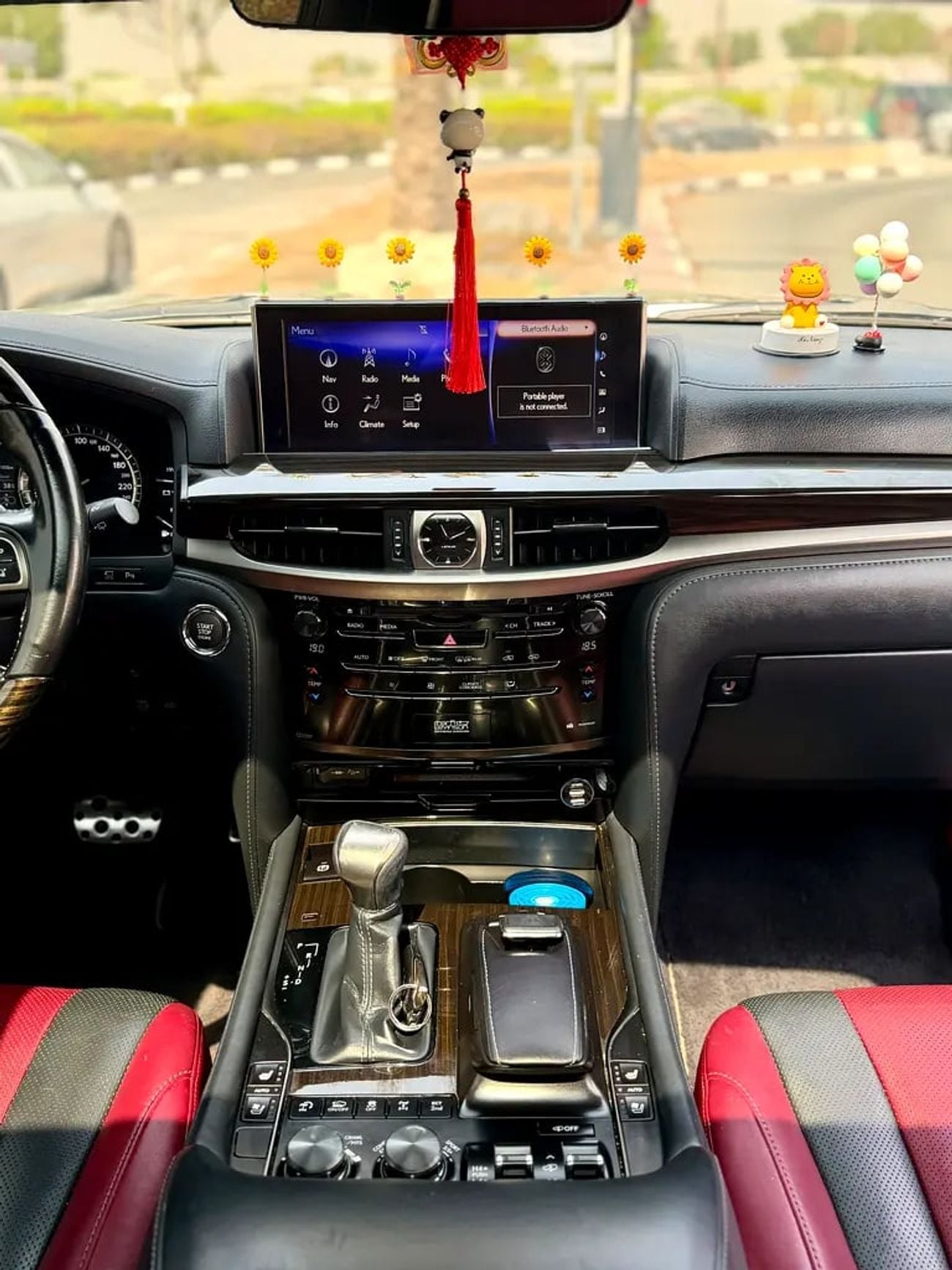 لكزس LX 570 LX 570 Signature GCC Specs in Excellent Condition