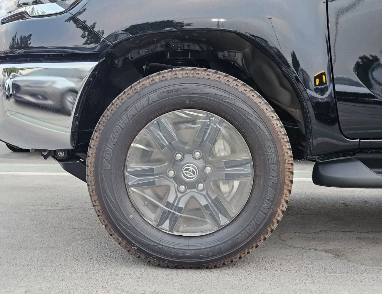 Toyota Hilux TOYOTA HILUX SR5 WIDE BODY DOUBLE CABIN || 2.7L PETROL A/T 4WD | BSM, WINOW VISOR, FOG LIGHTS, WOOD