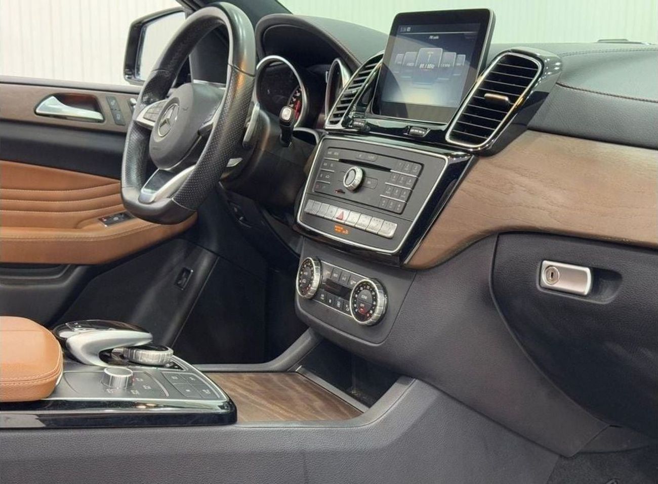 مرسيدس بنز GLE 43 AMG Std 3.0L 2018 Mercedes-Benz GLE 43 AMG, 1 Year Warranty, Full Service History, GCC