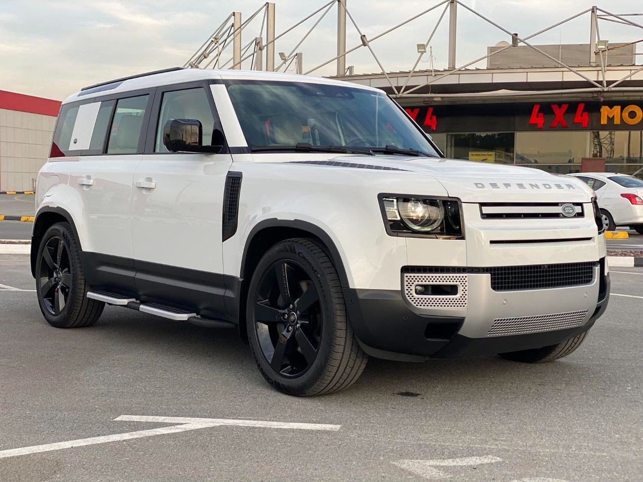 Land Rover Defender BRAND NEW**2024**GCC SPEC UNDER WARRANTY