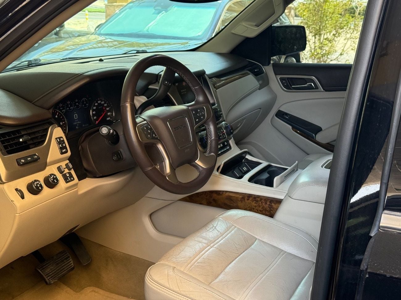 GMC Yukon 2015 DENALI 6.2L/V8 WELL MAINTAINED GCC