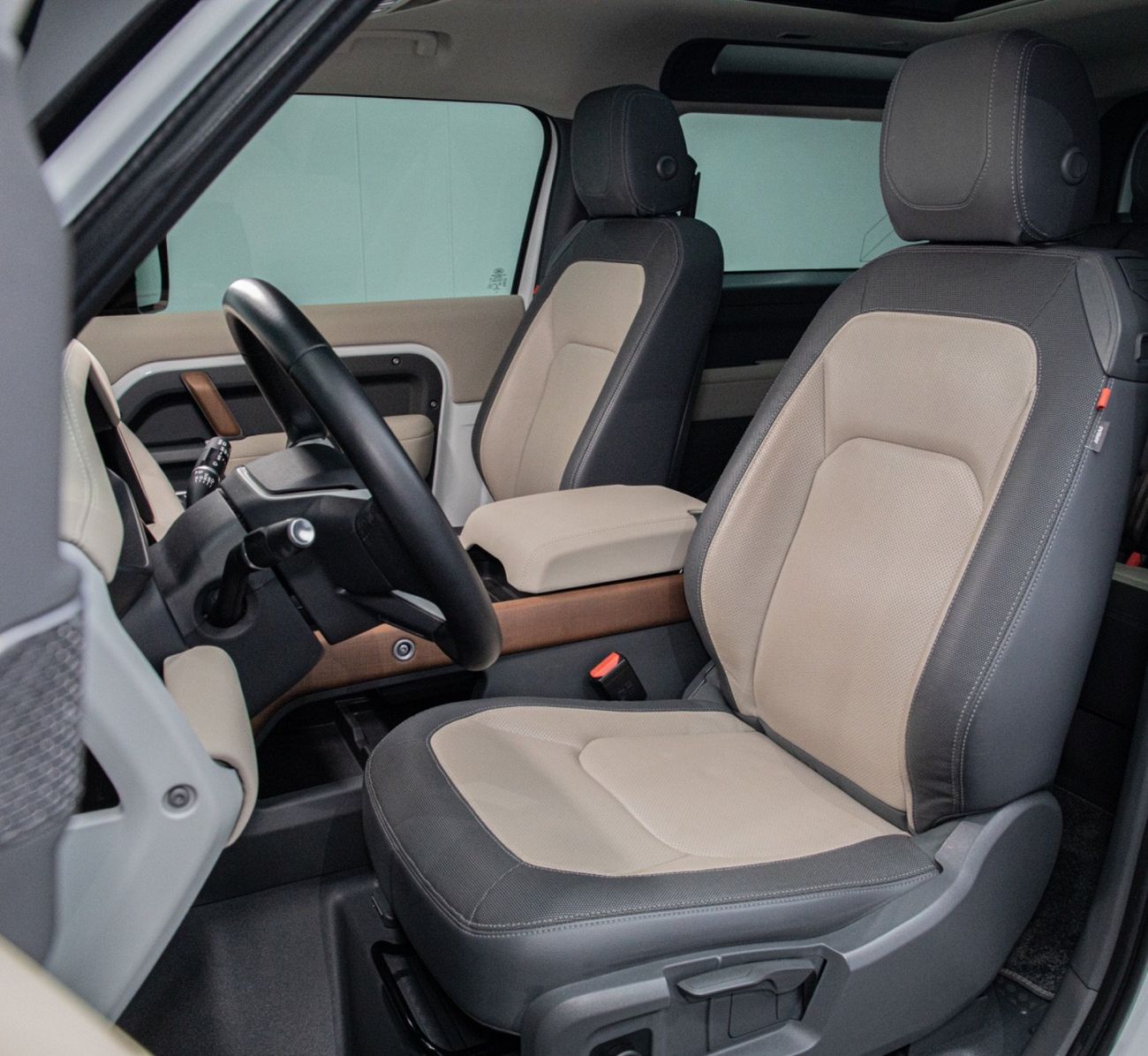 Land Rover Defender P300 90 X-Dynamic SE 2.0L (5 Seater)