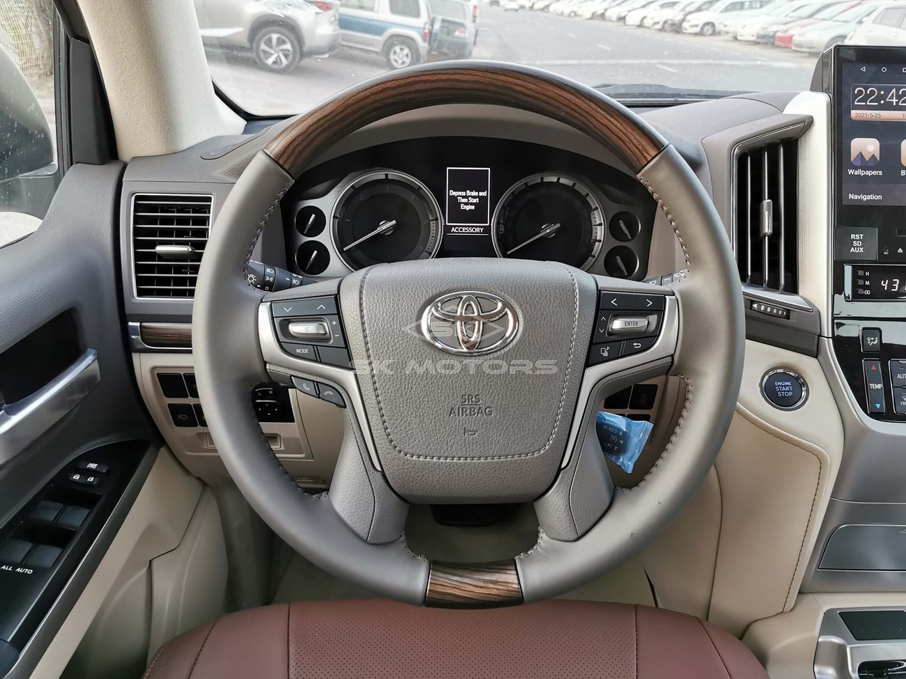 Toyota Land Cruiser 4.5L Diesel, 20" Alloy Rims, Tesla DVD 16", Parking Sensors, Sunroof, Leather Seats (CODE # VX04)