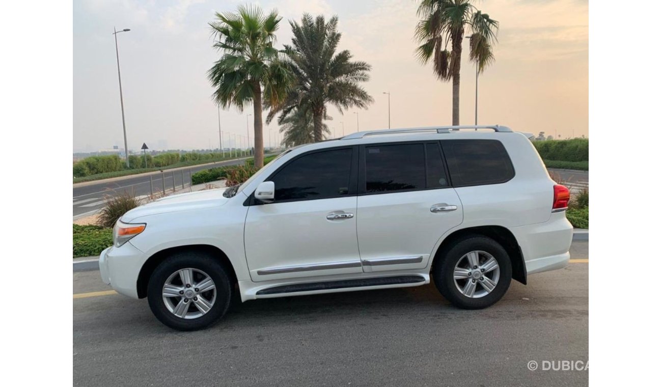 Toyota Land Cruiser تويوتا لاند كروزر موديل 2014 ماشية 118000كم فيها صبغ رفراف امامي يمين فقط وباقي السيارة صبغة وكالة