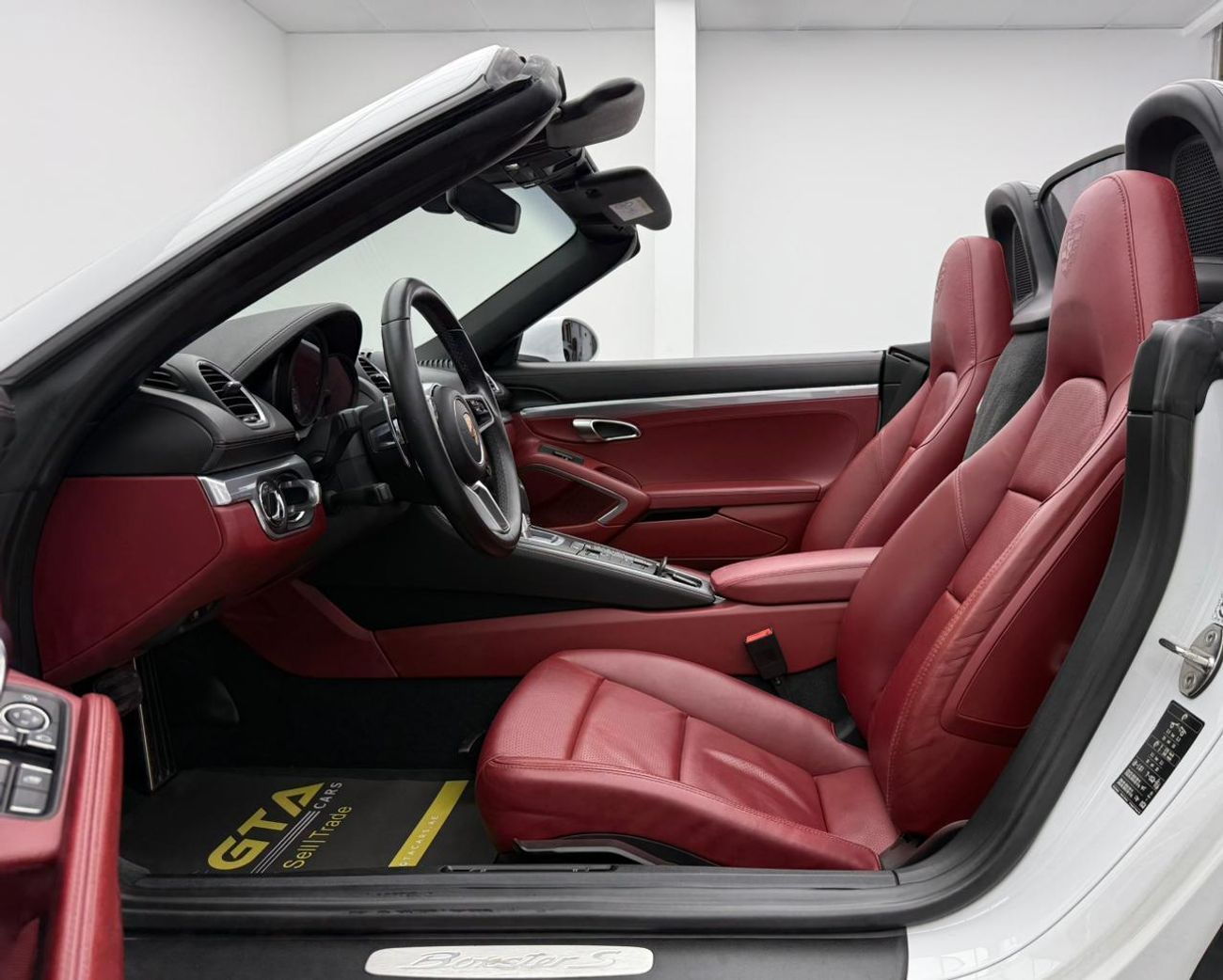 Porsche 718 Boxster S 2.5L A/T 2018 Porsche 718 Boxster S, Sport Chrono Package, Fully Loaded, Excellent Condition, GCC