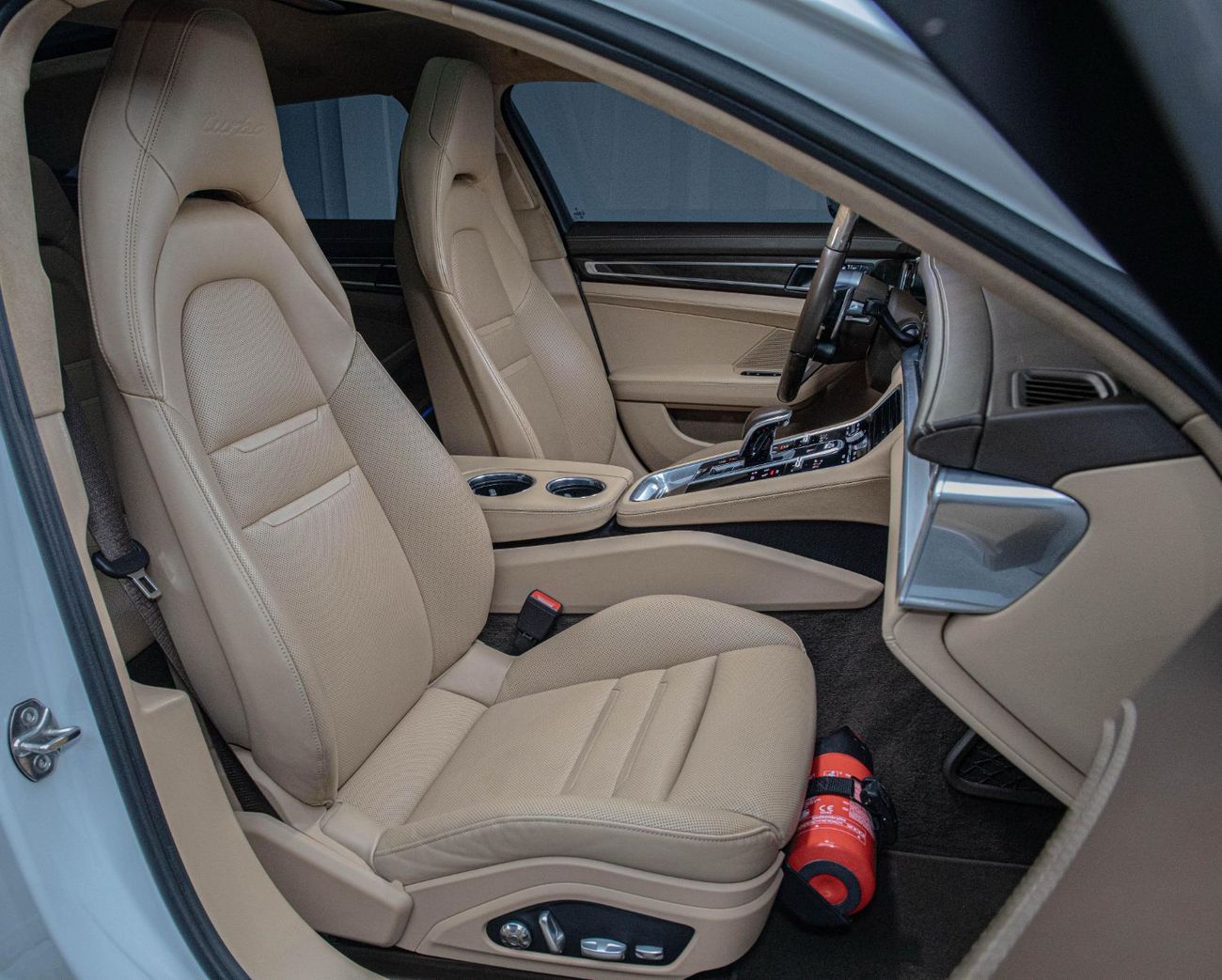 Porsche Panamera Turbo Sport Turismo 4.0L AWD Sport Turismo • 550 BHP • Warranty + Service Contract Available • GCC