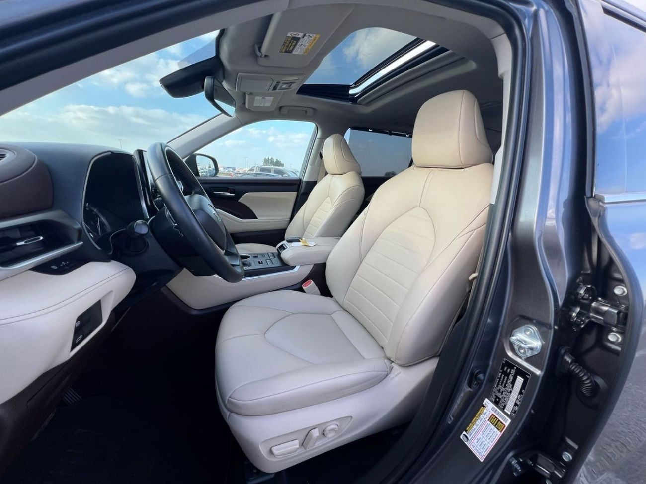 تويوتا هايلاندر 2022 TOYOTA HIGHLANDER XLE   3.5L V-6 //   4 WHEEL DRIVE 4X4 // SUNROOF //  PUSH START   // LEATHER