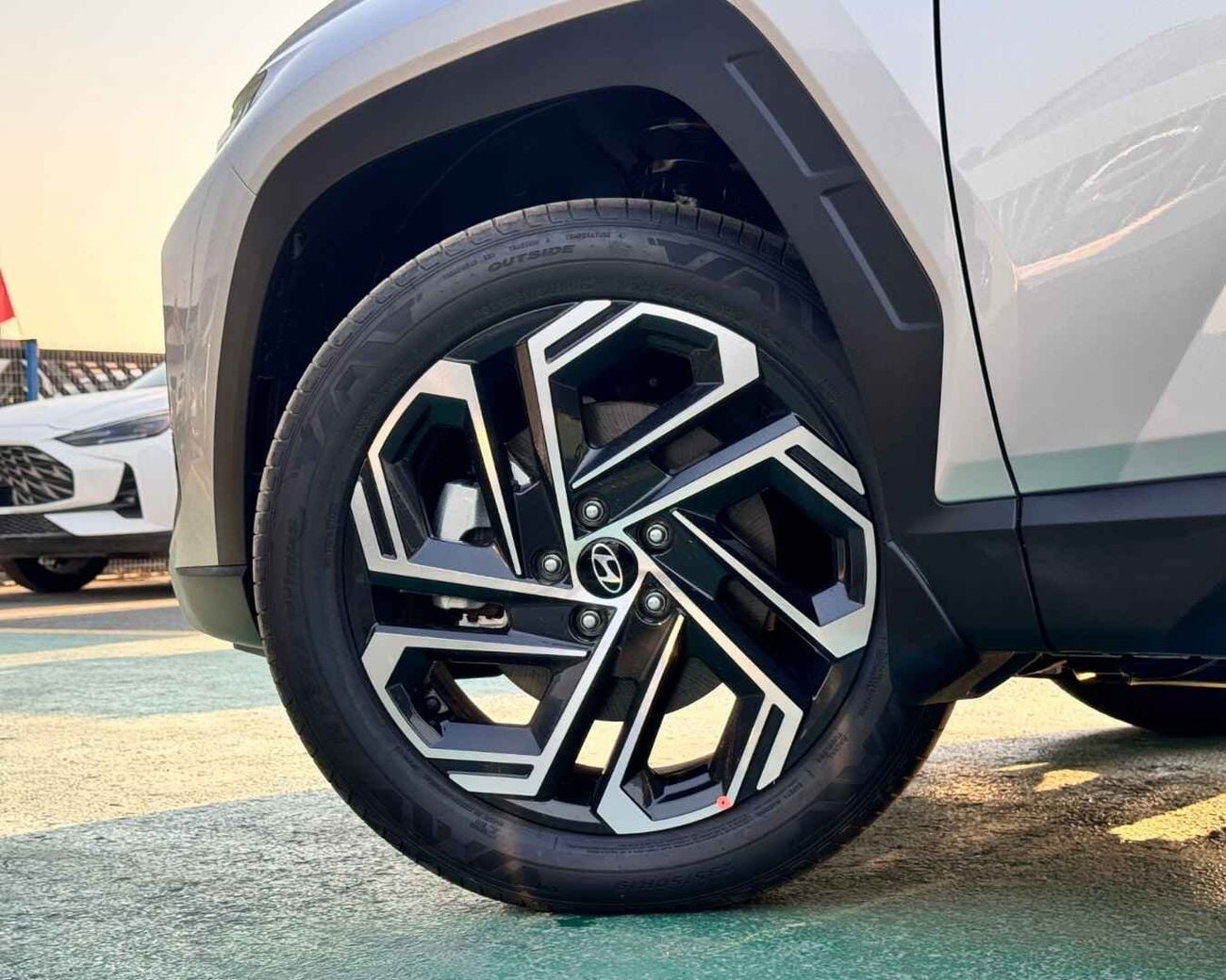 هيونداي توسون HYUNDAI TUCSON 1.6T - 2027 MODEL - GCC SPECS - SILVER COLOR