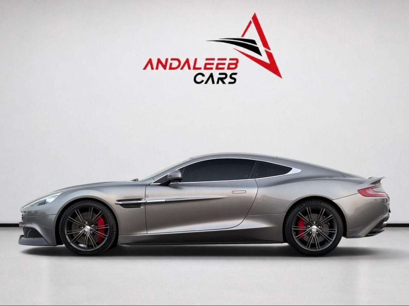 Aston Martin Vanquish STD RARE FULL CARBON SPEC | GCC CAR | V12 ENGINE | 2014