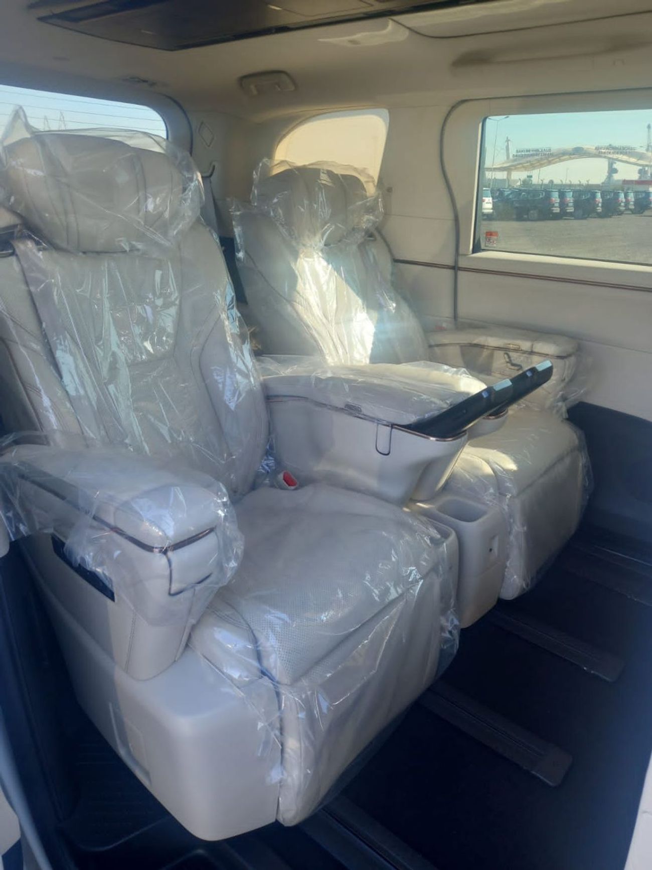 Lexus LM 350h HYBRID 7 SEATER AUTOMTIC TRANSMISSION ( FOR RE EXPORT ONLY )