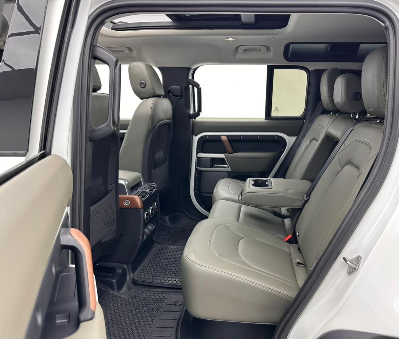 Land Rover Defender 2024 Land Rover Defender 110 SE P300, Sep/2028 Land Rover Warranty, Land Rover Full Service History,