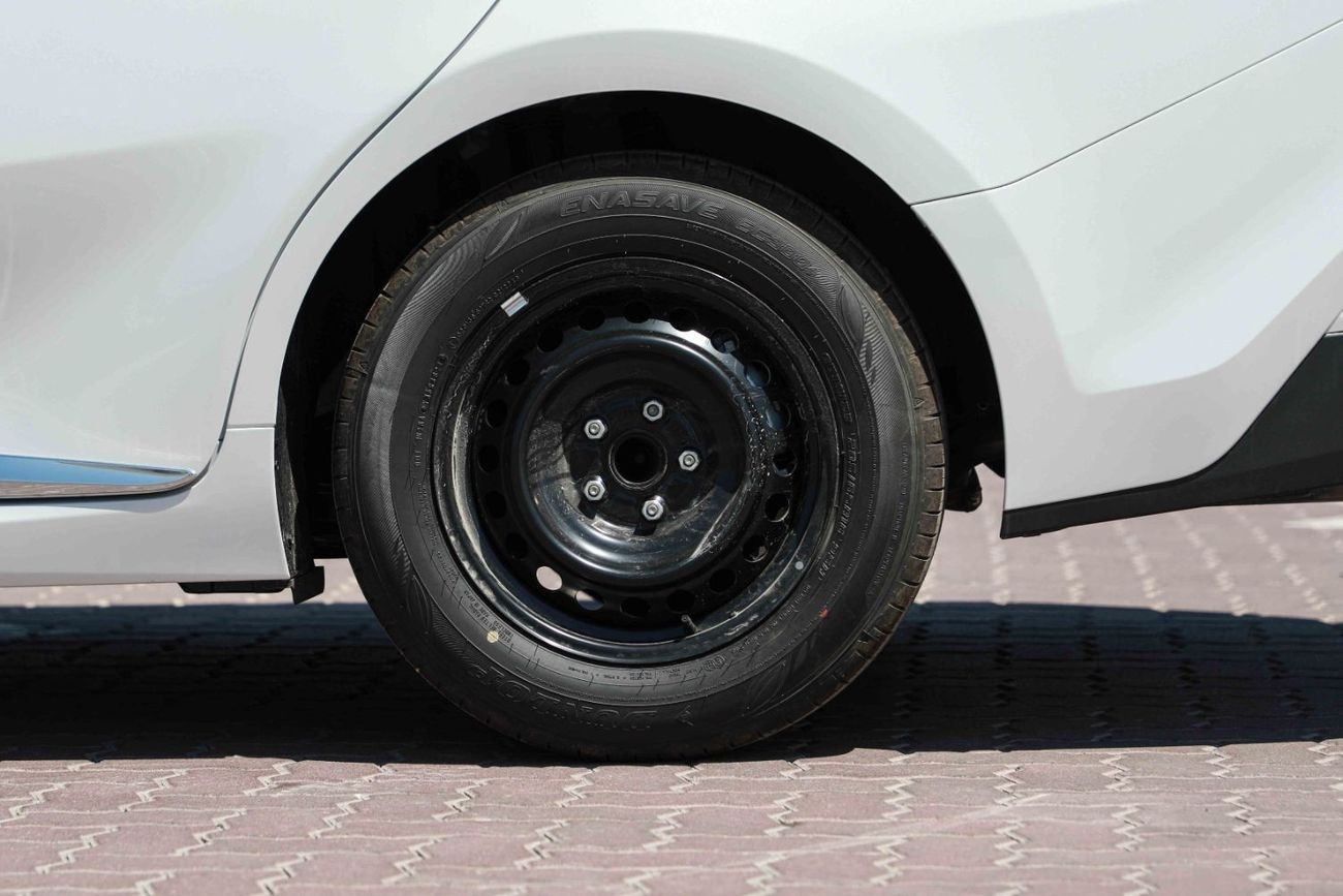 تويوتا كامري LE 2.5 Hybrid - PLATINUM WHITE PEARL inside BEIGE | Export Only