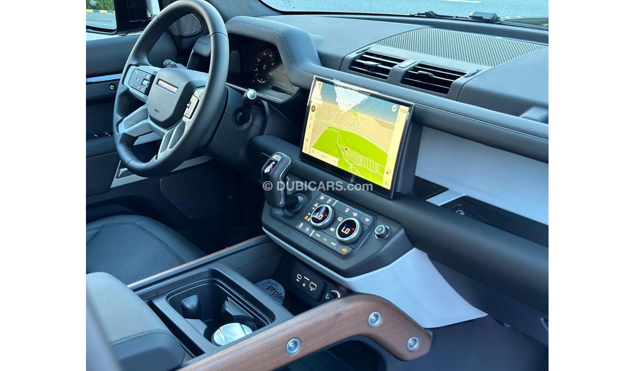 لاند روفر ديفندر DEFENDER P300 110 SE 2024 // GCC (AL TAYER) // CONTRACT SERVICE 65KM // 5 WARRANTY