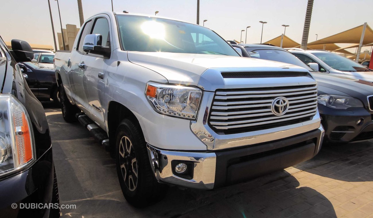 Toyota Tundra 5.7 L V8 SR5 TRD