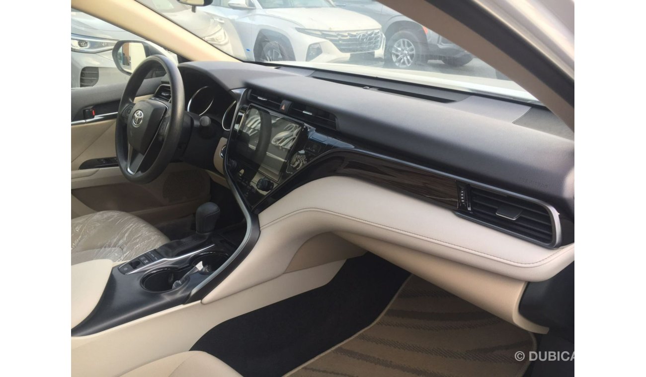 تويوتا كامري LE تويوتا كامري LE (AXVH71) 2.5 لتر سيدان هجين دفع أمامي 4 أبواب لون أبيض 2020 موديل دفع بدء ناقل حر