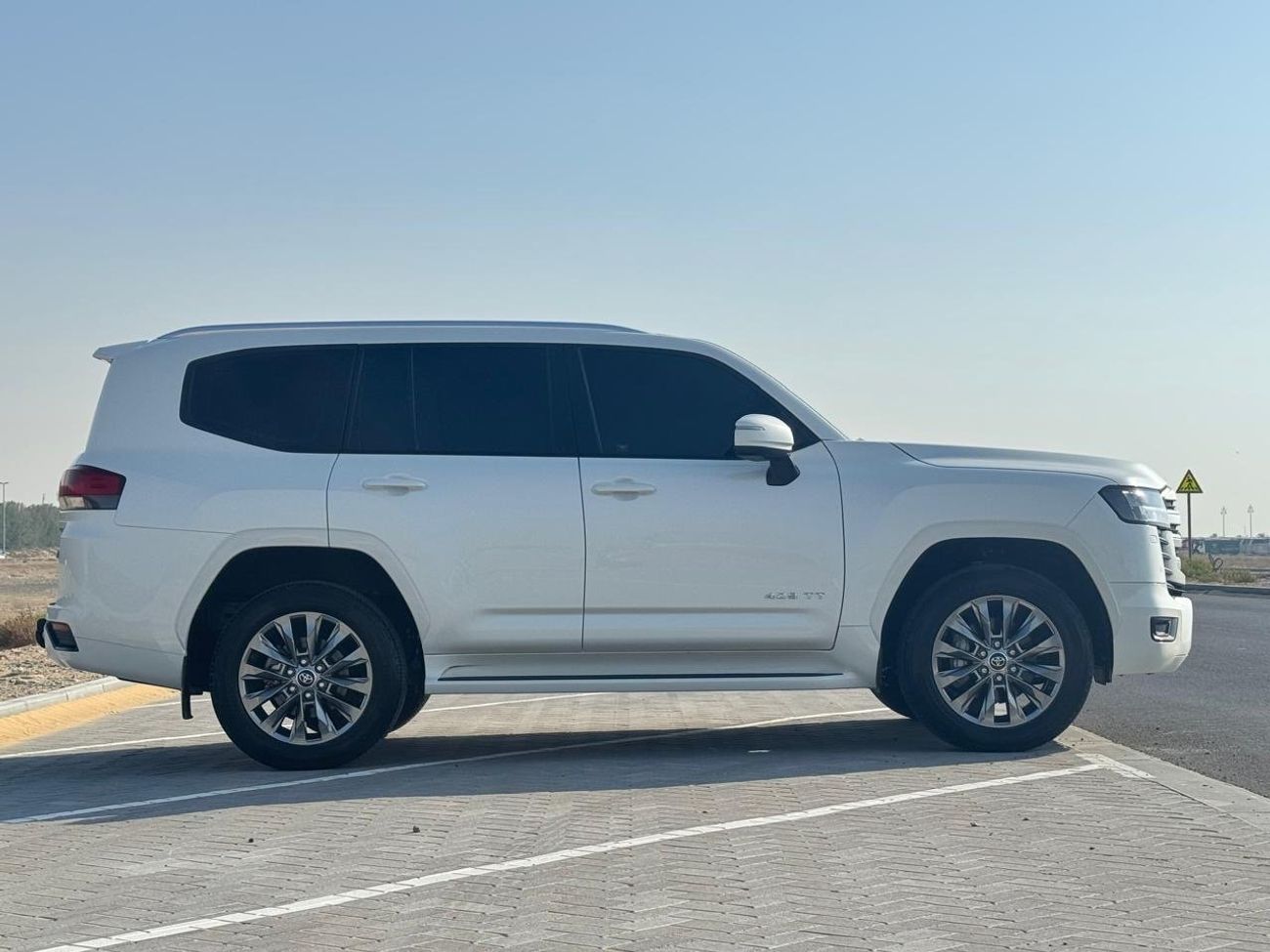 Toyota Land Cruiser LAND CRUISER,GXR 2023 3.5TWIN TURBO.GCC,Free accident Full Options.